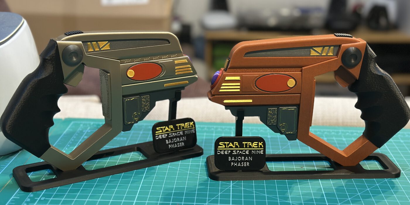 Bajoranische Phaser auf Display Stands