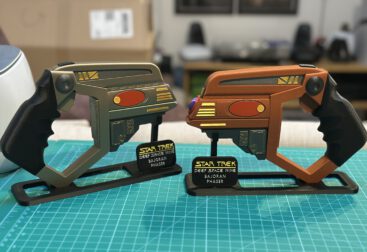 Bajoranische Phaser auf Display Stands